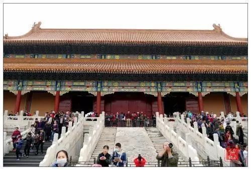 日本單眼皮妹子遊故宮瞄到「古代妃子畫像」 瞬間笑到妝裂開:這不就是我嗎…欸威~