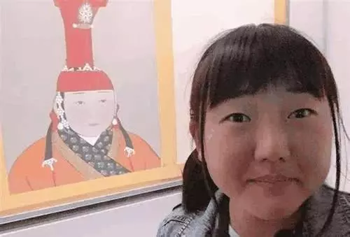 日本單眼皮妹子遊故宮瞄到「古代妃子畫像」 瞬間笑到妝裂開:這不就是我嗎…欸威~