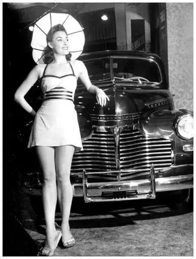 上世紀的車模長什麼樣子?擺「人魚pose」不是重點 在車上直接跳體操才扯!