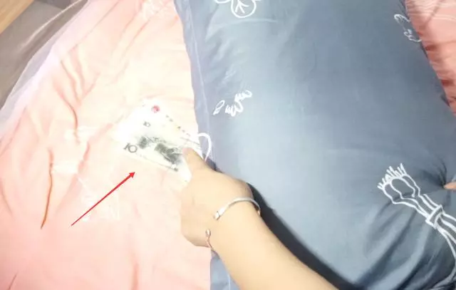枕頭下為什麼要放些錢?可別不當回事了,好處多著呢