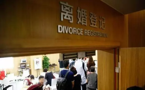 民政局辦離婚,簽字時工作人員眼神不對,轉頭看丈夫,妻子傻了!