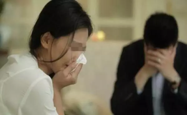 民政局辦離婚,簽字時工作人員眼神不對,轉頭看丈夫,妻子傻了!