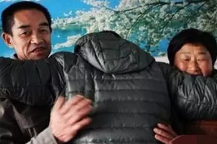 年底瞞著老婆給媽送去兩萬,門口聽到弟媳說的話,我轉身離開
