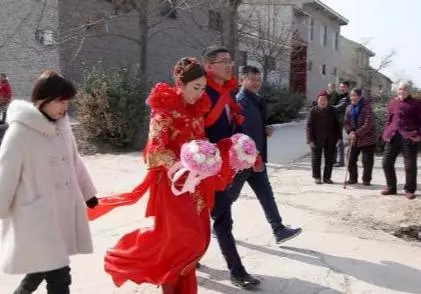 年底瞞著老婆給媽送去兩萬,門口聽到弟媳說的話,我轉身離開