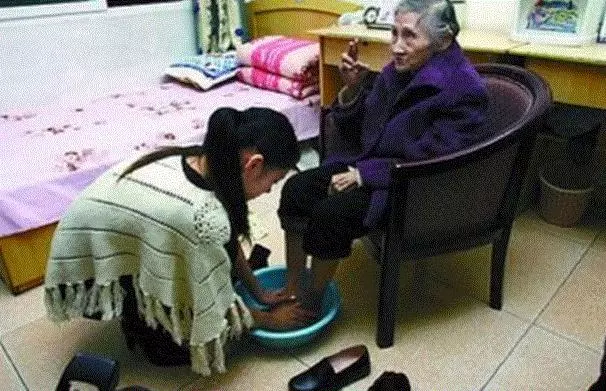 丈夫早回家一步,發現妻子在給婆婆洗腳,衝過去就踢翻腳盆
