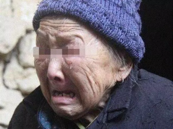 丈夫早回家一步,發現妻子在給婆婆洗腳,衝過去就踢翻腳盆