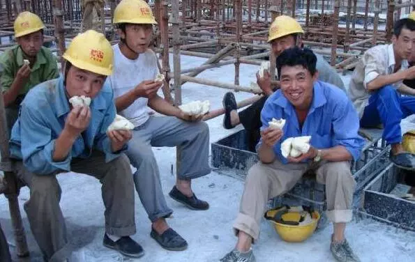 半夜和妻子打電話,妻子忘掛電話,這時對方的話使他如遭雷擊