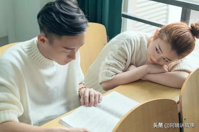 男子離婚後,街頭遇見岳母,看到嬰兒車的孩子,做法讓人感動