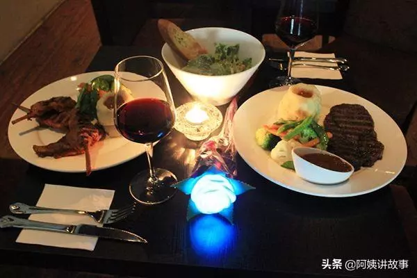男子離婚後,街頭遇見岳母,看到嬰兒車的孩子,做法讓人感動