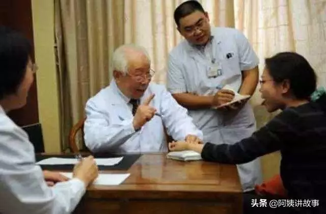 男子離婚後,街頭遇見岳母,看到嬰兒車的孩子,做法讓人感動