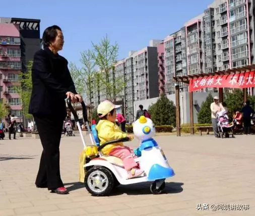 男子離婚後,街頭遇見岳母,看到嬰兒車的孩子,做法讓人感動