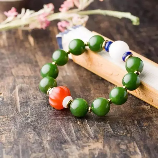 你屬什麼生肖,就戴什麼手串。戴對了財運翻倍漲