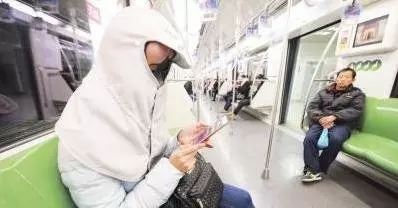 23歲女孩動手術變「四角葫蘆臉」被罵怪物,原本「半張臉都是痣還是超甜美」網友淚崩募款!