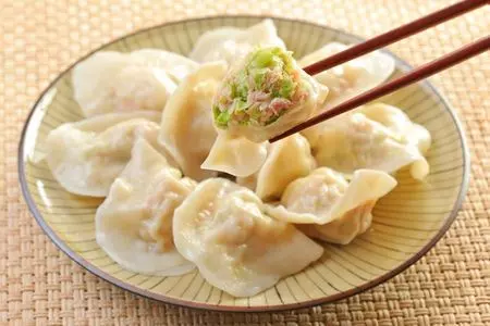 過年餐桌上必有這道菜!必吃「餃子」的三大原因...長相、名字都有意義!網:漲知識了