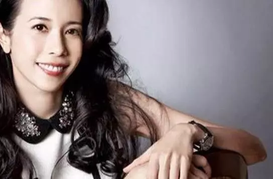 為了漂亮,她半年不吃酸辣不吃薑蔥蒜,今48歲美得令人移不開眼