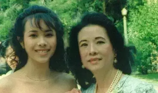 為了漂亮,她半年不吃酸辣不吃薑蔥蒜,今48歲美得令人移不開眼