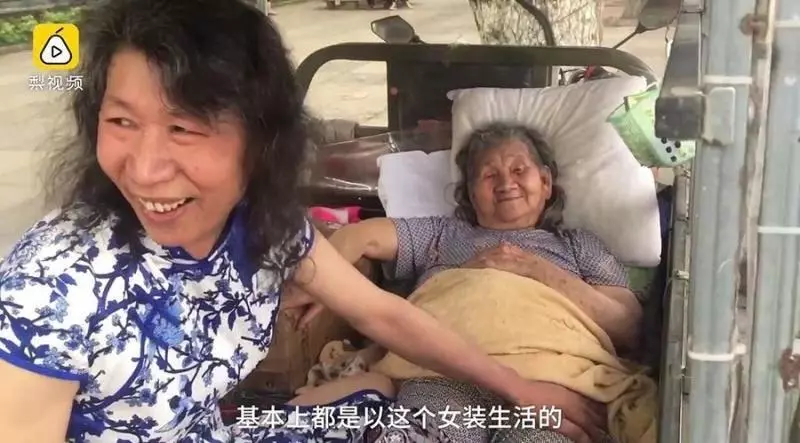 他穿貼身旗袍「假扮女生」長達20年,大家看到他的正面不但不覺得噁心,反而壓抑不住內心.....