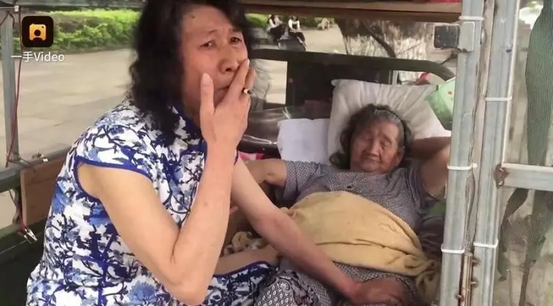 他穿貼身旗袍「假扮女生」長達20年,大家看到他的正面不但不覺得噁心,反而壓抑不住內心.....