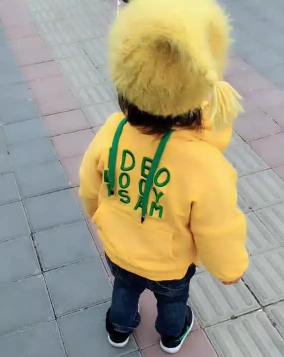 爸爸給女兒「反穿衣服」上街,轉身那一刻,網友大讚:爸爸的智商確實高!