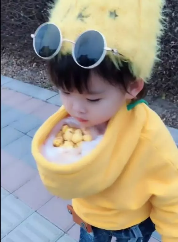 爸爸給女兒「反穿衣服」上街,轉身那一刻,網友大讚:爸爸的智商確實高!
