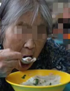 老太太去世前,試探3個女兒誰最孝順,3頓飯3次落淚,卻把傳家寶給了小女!