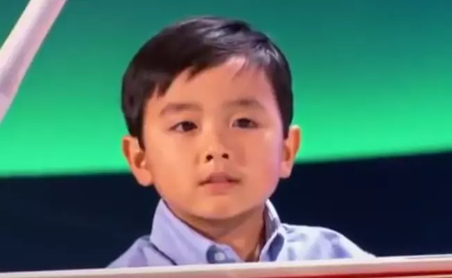 鋼琴小天才!2歲小男孩一眼愛上鋼琴 前面小試身手「突然雙手交叉華麗快指」登上國際舞台