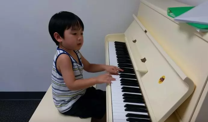 鋼琴小天才!2歲小男孩一眼愛上鋼琴 前面小試身手「突然雙手交叉華麗快指」登上國際舞台