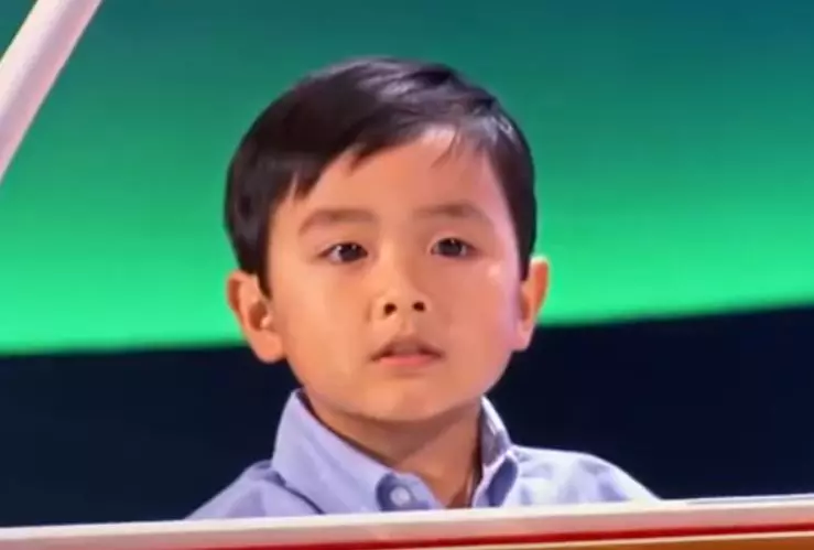 鋼琴小天才!2歲小男孩一眼愛上鋼琴 前面小試身手「突然雙手交叉華麗快指」登上國際舞台