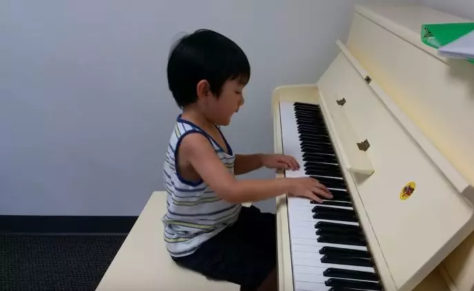鋼琴小天才!2歲小男孩一眼愛上鋼琴 前面小試身手「突然雙手交叉華麗快指」登上國際舞台