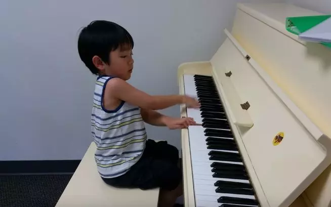 鋼琴小天才!2歲小男孩一眼愛上鋼琴 前面小試身手「突然雙手交叉華麗快指」登上國際舞台