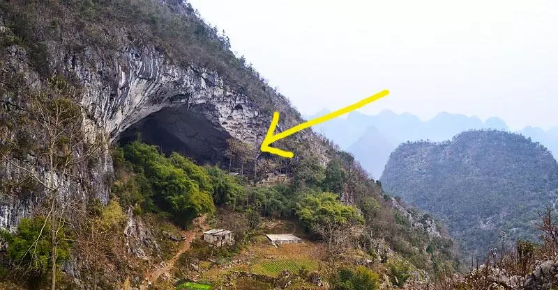 10張照片帶你一窺長年與世隔絕「住了20戶人家」的中國最後傳統穴居部落,#6山洞裡居然還有籃球場!