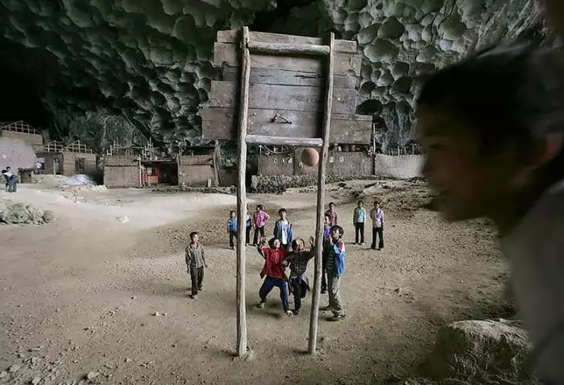 10張照片帶你一窺長年與世隔絕「住了20戶人家」的中國最後傳統穴居部落,#6山洞裡居然還有籃球場!