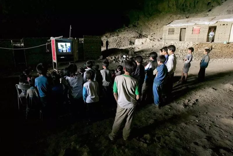 10張照片帶你一窺長年與世隔絕「住了20戶人家」的中國最後傳統穴居部落,#6山洞裡居然還有籃球場!