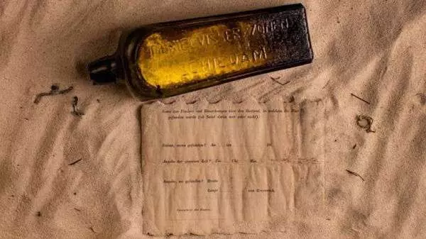 女子在沙灘上意外撿到「最古老瓶中信」,打開看裡面紙條嚇到立馬送去博物館!