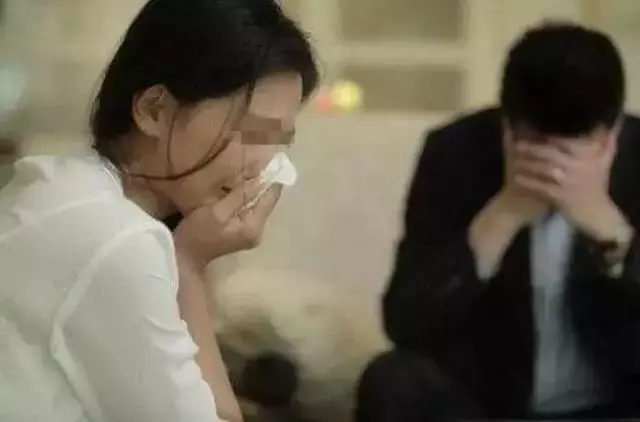 結婚半年,漂亮妻子從不洗頭,老公受不了味,強製幫她洗,剛洗上丈夫就傻了