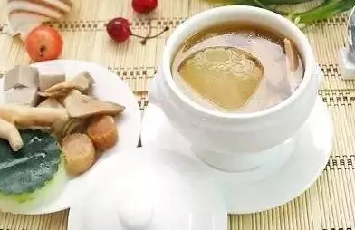 我是醫生,常煮這碗「去斑瘦身湯」給自己和女兒喝,臉上的斑消失了,女兒瘦五公斤,汙血排得超乾淨!