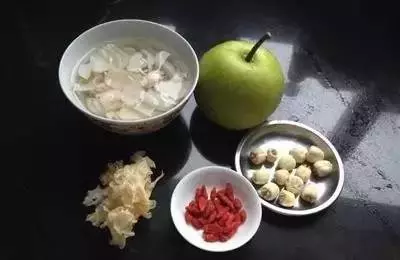 我是醫生,常煮這碗「去斑瘦身湯」給自己和女兒喝,臉上的斑消失了,女兒瘦五公斤,汙血排得超乾淨!