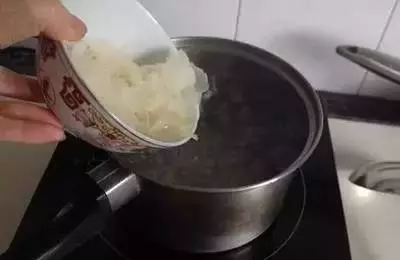 我是醫生,常煮這碗「去斑瘦身湯」給自己和女兒喝,臉上的斑消失了,女兒瘦五公斤,汙血排得超乾淨!