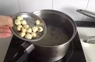我是醫生,常煮這碗「去斑瘦身湯」給自己和女兒喝,臉上的斑消失了,女兒瘦五公斤,汙血排得超乾淨!