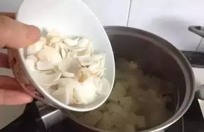 我是醫生,常煮這碗「去斑瘦身湯」給自己和女兒喝,臉上的斑消失了,女兒瘦五公斤,汙血排得超乾淨!