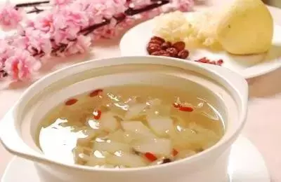 我是醫生,常煮這碗「去斑瘦身湯」給自己和女兒喝,臉上的斑消失了,女兒瘦五公斤,汙血排得超乾淨!