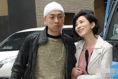 給妻子辦場豪華婚禮,請來半個娛樂圈明星,奢華至極!但妻子卻被轟:太醜!