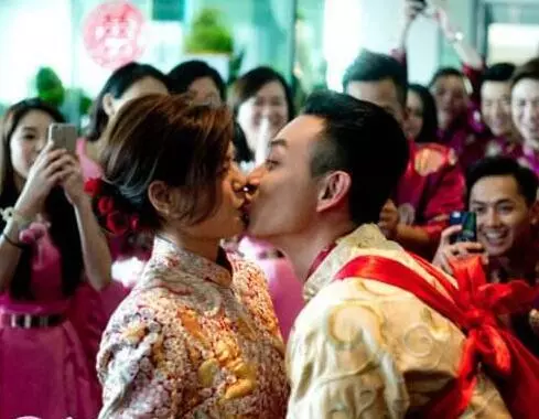 給妻子辦場豪華婚禮,請來半個娛樂圈明星,奢華至極!但妻子卻被轟:太醜!