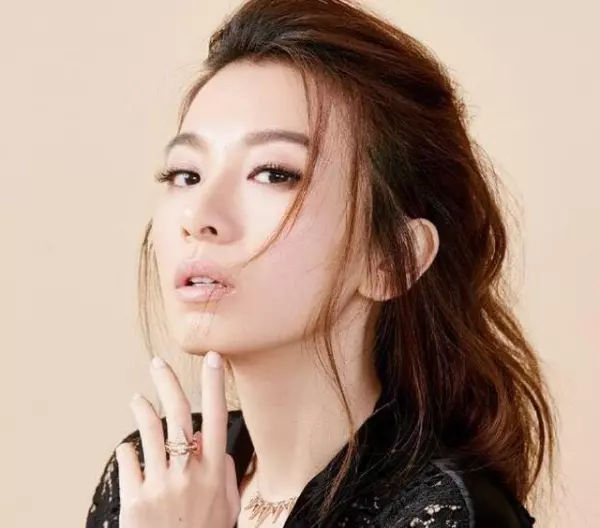 SHE近照曝光,造化弄人,當年最美公主變堅強,最瘦變最美,男人婆變最有女人味!