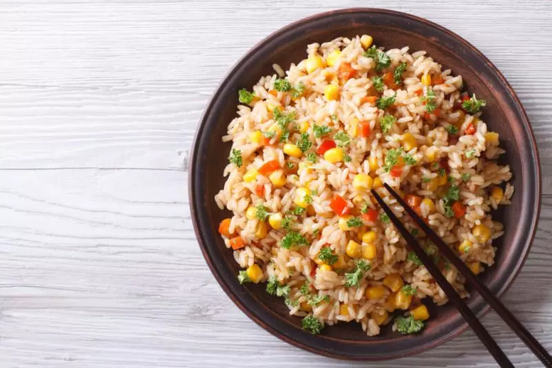食神降臨!炒飯神技炒出一片「炒飯海嘯」!網友:「比小當家還猛!」