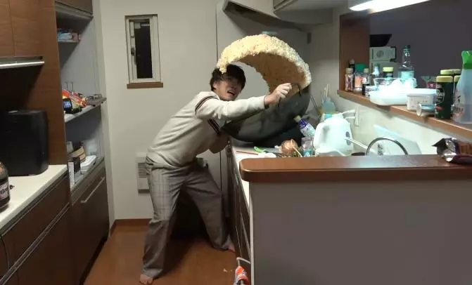 食神降臨!炒飯神技炒出一片「炒飯海嘯」!網友:「比小當家還猛!」
