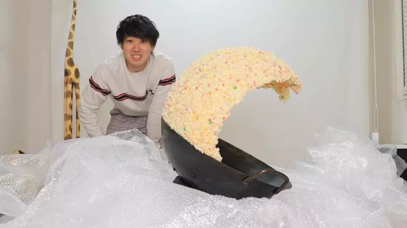 食神降臨!炒飯神技炒出一片「炒飯海嘯」!網友:「比小當家還猛!」