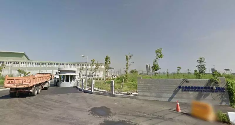 騎士誤闖高架鐵軌槽溝線道,無法迴轉「只好繼續騎」,網友嚇傻:「太危險了!」