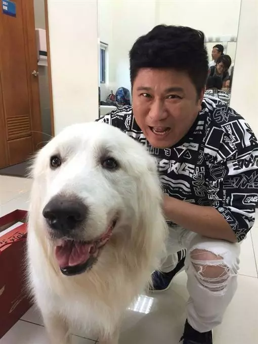 58歲的胡瓜和「已癌末的粉絲」視訊幫他打氣,沒想到通話不久「對方就離開了」!他當場難過淚崩!