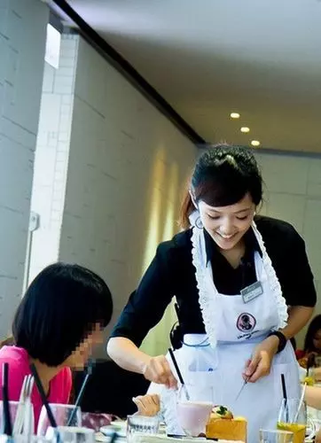 年輕服務生不小心「把魚汁潑到我的名牌包上」,當我正要發作時,女兒竟跳出來「這樣說」,我無語了...